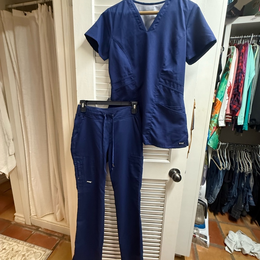 Barco Greys Anatomy TOP/XS -BOTTOM/XXS. Navy. Like New. Women's Navy Scrub